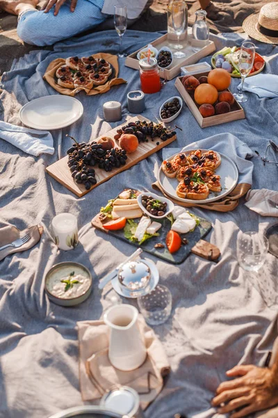 Persone che hanno spiaggia pic-nic — Foto Stock