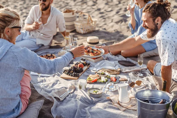 Persone che hanno spiaggia pic-nic — Foto Stock