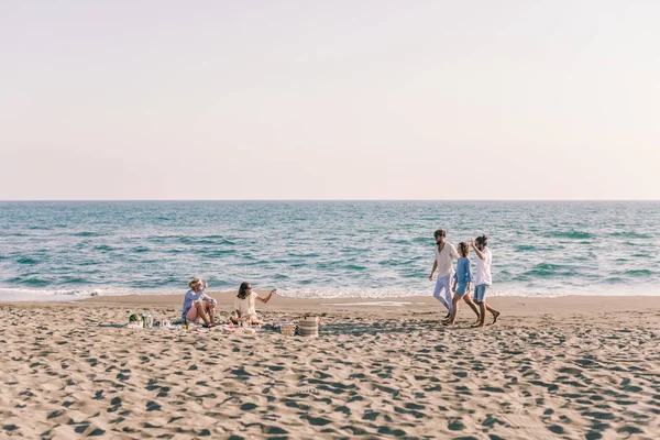 Freunde treffen sich am Strand — Stockfoto