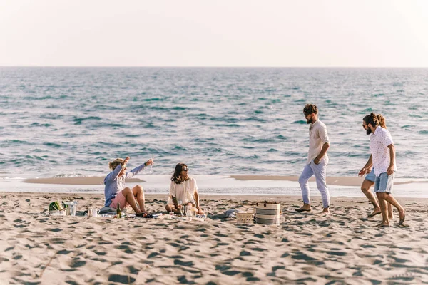 Amigos se reunindo na praia — Fotografia de Stock
