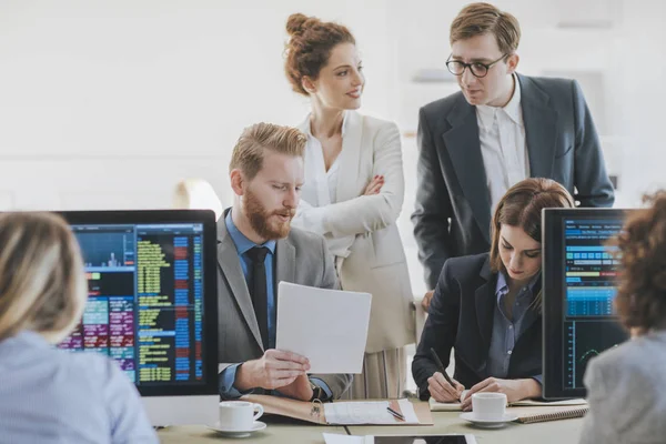 Imprenditori che lavorano in Borsa — Foto Stock