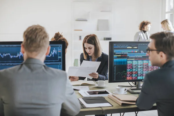 Les hommes d'affaires qui travaillent à la Bourse — Photo