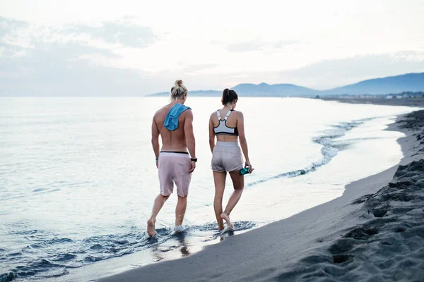 Gli sportivi che camminano sulla spiaggia — Foto Stock