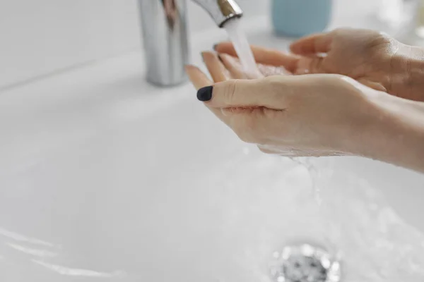 Жінка миє руки — стокове фото