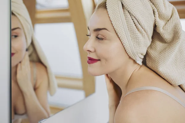 Mujer usando cosméticos — Foto de Stock