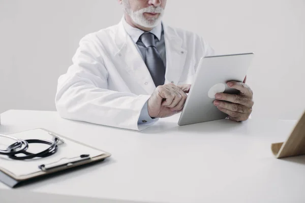 Um médico trabalhando em seu escritório — Fotografia de Stock