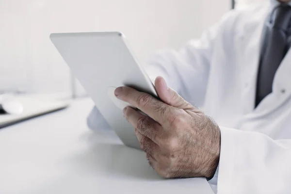 Um médico trabalhando em seu escritório — Fotografia de Stock