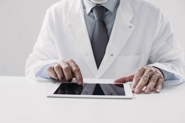 Un doctor trabajando en su oficina — Foto de Stock