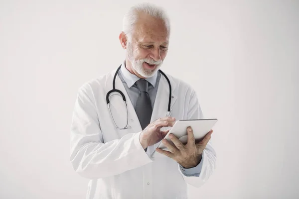 Un medico Holding Tablet — Foto Stock