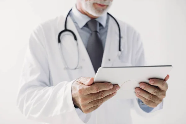 Um médico segurando Tablet — Fotografia de Stock