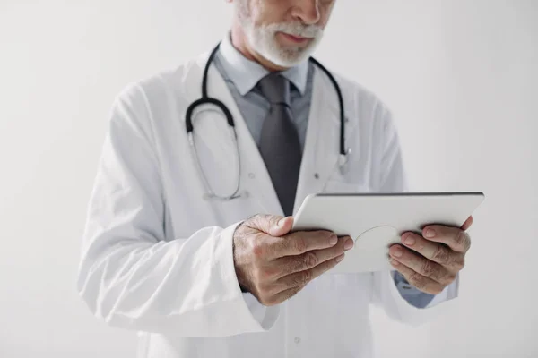 Um médico segurando Tablet — Fotografia de Stock