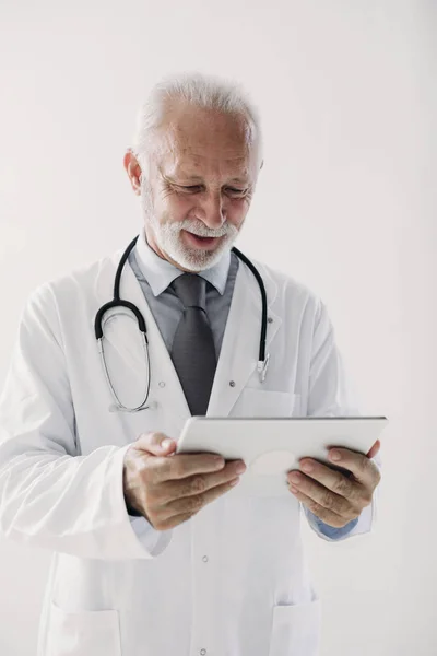 Um médico segurando Tablet — Fotografia de Stock