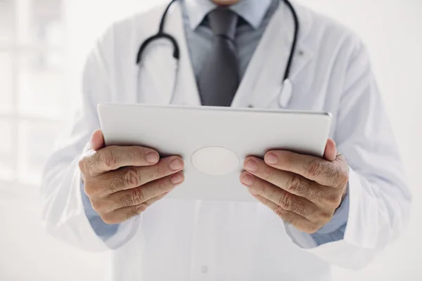 Un medico Holding Tablet — Foto Stock