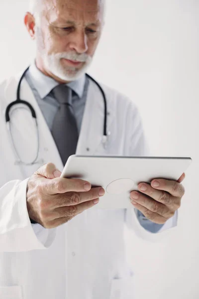 Un medico Holding Tablet — Foto Stock
