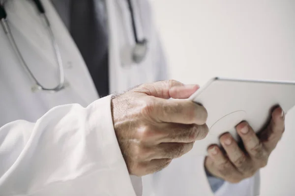 Um médico segurando Tablet — Fotografia de Stock