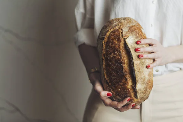 Woman Holding Bread — Stock Photo, Image