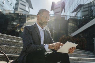 işadamı tablet kullanma