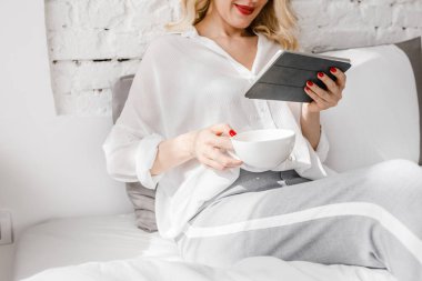 Evde tablet kullanan kadın