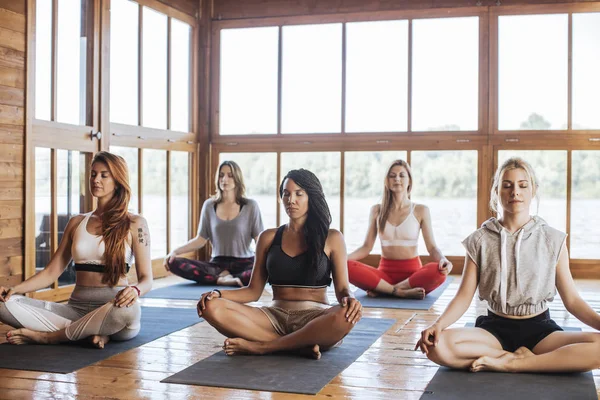 Mujer Meditating on Yoga Class —  Fotos de Stock