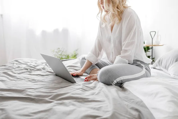 Kobieta pisząca na laptopie w domu — Zdjęcie stockowe