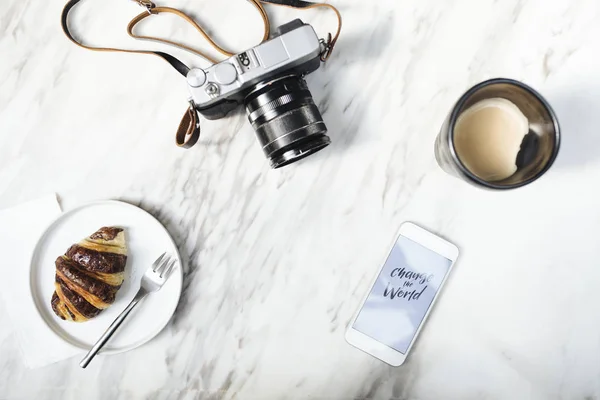 Camera op tafel — Stockfoto