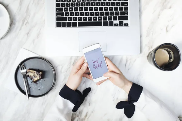 Žena hospodářství mobilní telefon — Stock fotografie