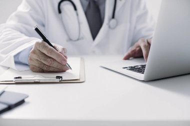 Onun ofisinde bir doktor yazma