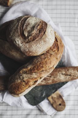 Fırında pasta ve masada ekmek