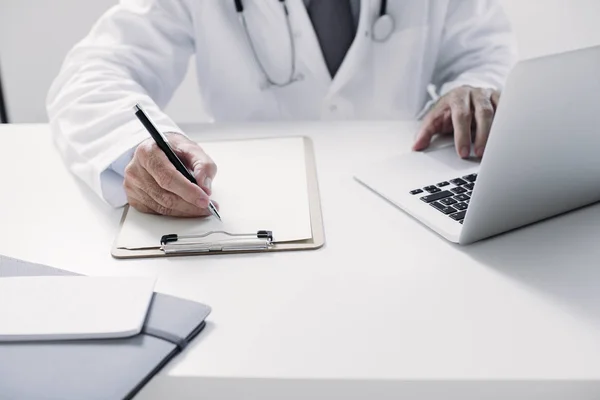 A Doctor Writing at His Office — Stock Photo, Image