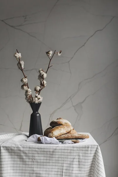 Pastelaria assada e pão na mesa — Fotografia de Stock
