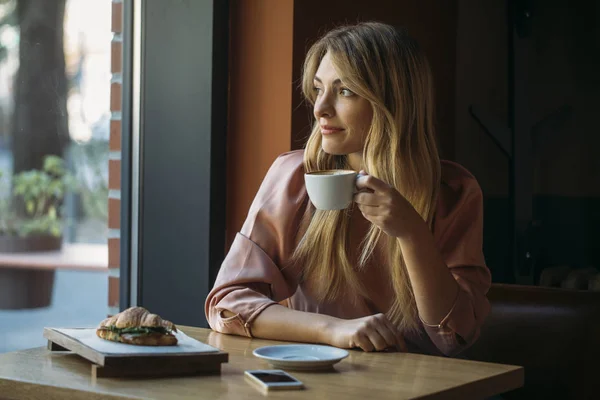 Vrouw genieten van koffie drinken — Stockfoto