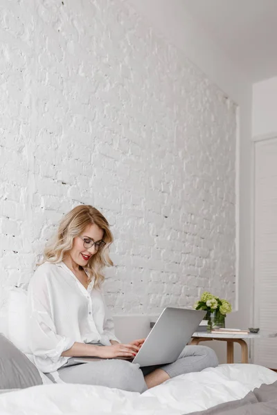 Vrouw freelancer thuis werken — Stockfoto
