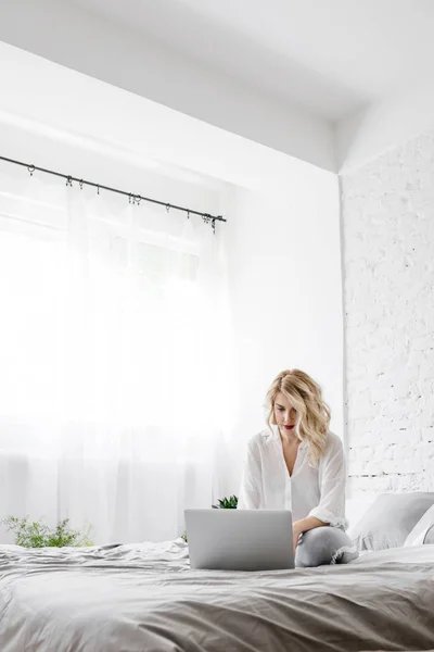 Kvinna skriva på bärbar dator hemma — Stockfoto