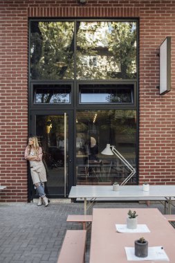 Cafe kapılarda duran garson