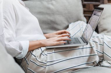 Bilgisayarda yazan kadın