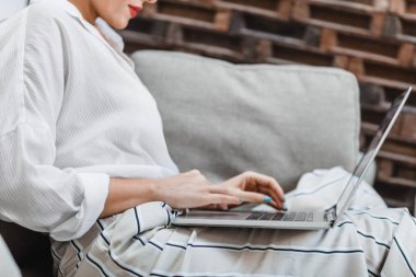 Bilgisayarda yazan kadın