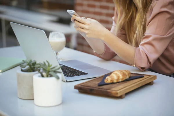 Junge Frau benutzt Handy — Stockfoto