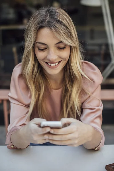 Jeune femme utilisant un téléphone portable — Photo