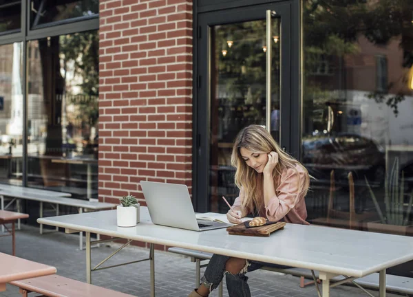 Porträtt av kvinna på café — Stockfoto