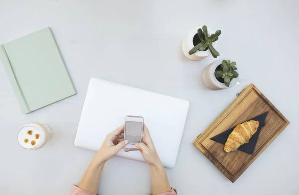 Žena psaní na smartphone — Stock fotografie