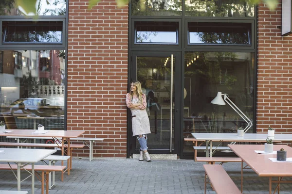 Cameriera in piedi su Cafe Doors — Foto Stock