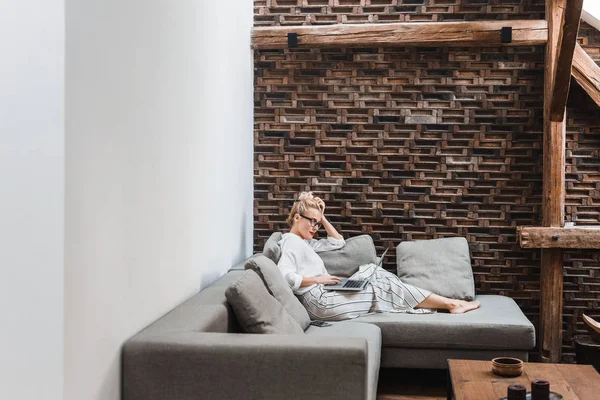 Pretty Woman Reading på Laptop — Stockfoto