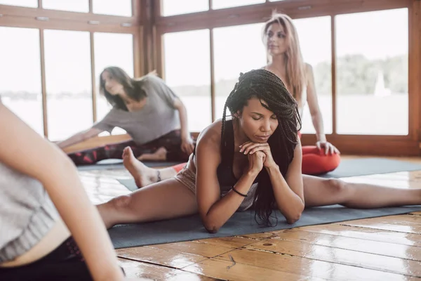 Yoga sınıfı olan kadın — Stok fotoğraf