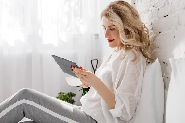 Woman Using Tablet at Home — Stock Photo, Image