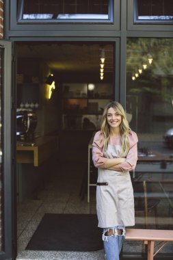 Cafe kapılarda duran garson