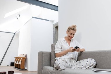 Cep telefonundan yazarak kadın 