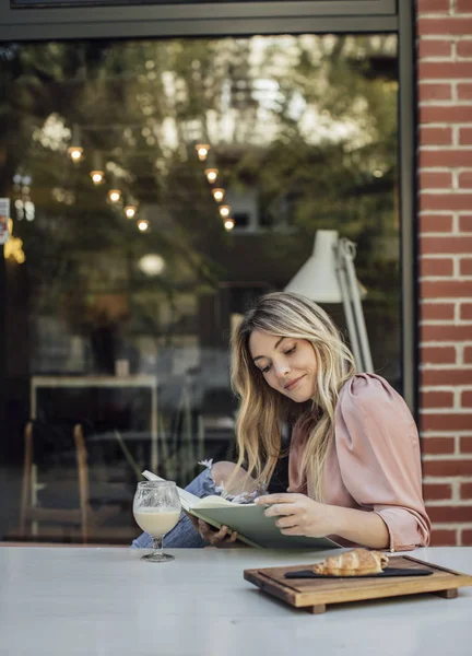 Pretty Woman Reading — Stock Photo, Image