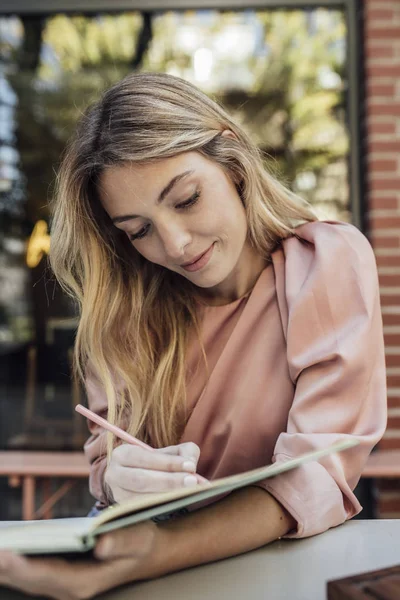 Pretty Woman Writing — Stock Photo, Image