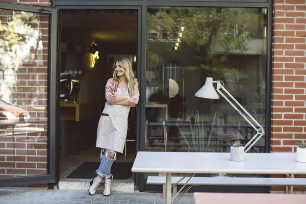 Cameriera in piedi su Cafe Doors — Foto Stock