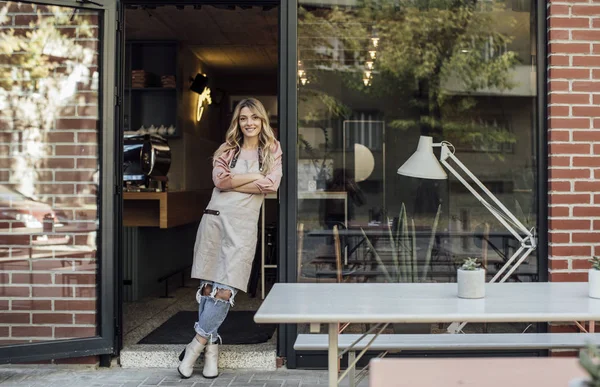 Στέκεται στο πόρτες Cafe σερβιτόρα — Φωτογραφία Αρχείου